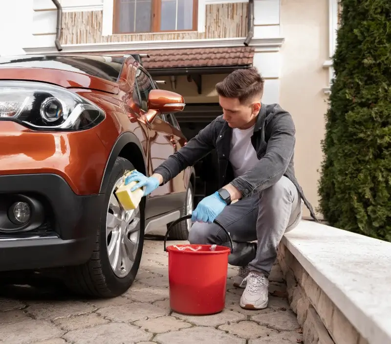Lavage auto à domicile Pont-de-Buis-lès-Quimerch : professionnel intervenant sur un véhicule